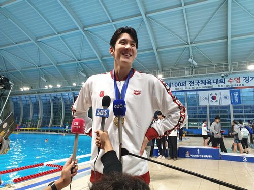 朴泰桓全运会上摘金10月7日,在庆尚北道金泉室内体育游泳场举行的全国