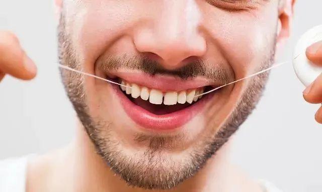 萎缩,牙根被慢慢地暴露出来,你会发现牙齿变长了,而且牙缝也变大了