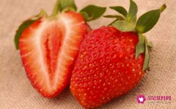 梦到摘草莓是什么意思梦见满地都是大红草莓