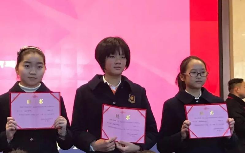 王嘉禾(左二)获建兰中学学习最高奖