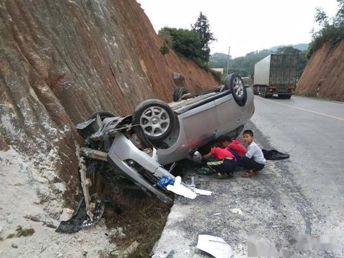 灵山人出行谨慎太平至陆屋二级路发生严重车祸汽车和司机