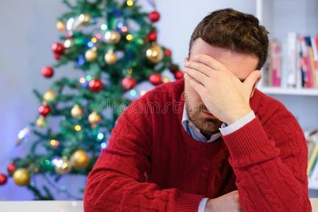 悲哀的男人感觉消极的情感和单独的在的时候圣诞节照片