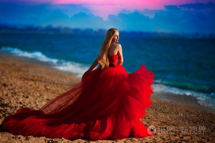 海边的美丽女孩海滩上穿红裙子的女人
