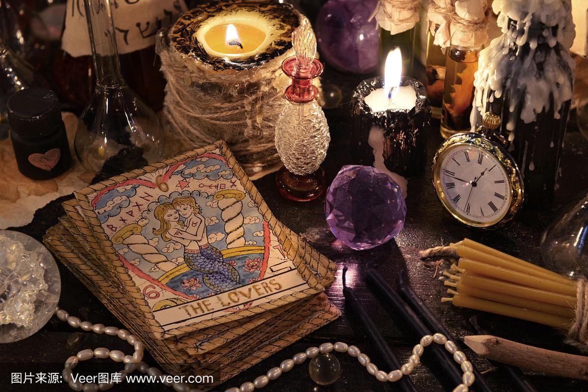 塔罗牌上有水晶,蜡烛和魔法物品