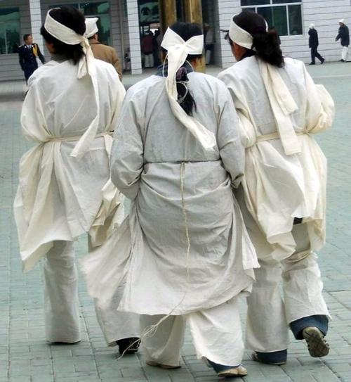 天津殡仪馆拍摄的三个披麻戴孝的孝媳背影