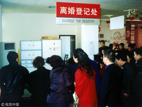 2004年12月20日,在湖北宜昌市西陵区民政局排队办理离婚登记的人/视觉