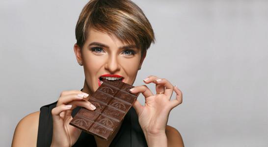 欧美短发美女女人吃巧克力照片
