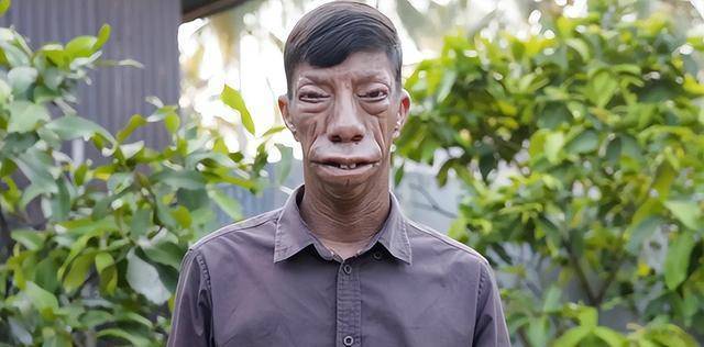 这个男人出生于印尼的苏门答腊岛,他长手长脚,长相怪异,鼻子上翻,眼睛