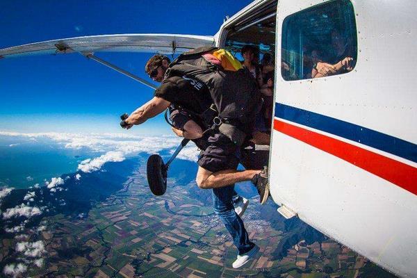 梦见跳伞是什么意思 梦到别人从高空跳伞落下有什么预兆