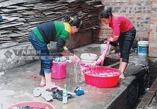虎邱村的居民在井边洗衣服.