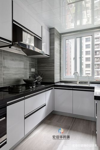黑白的家具,尽显业主的品味,大理石的台面质感和不锈钢材质的橱柜共同