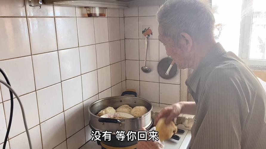 87岁爷爷中午给孙子做饭吃做了什么好吃的看完后感动了
