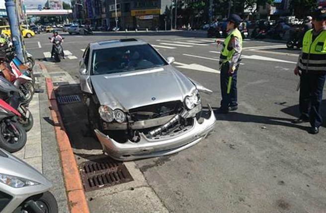 台北市承德路和民族西路交叉口,中午12时左右发生一起严重车祸,肇事