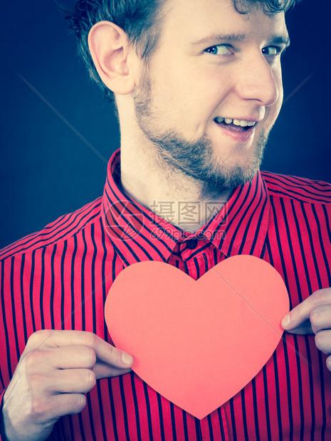 情感情感幸福观开朗的男人抱着心年轻精力充沛的微笑男手持爱情符号