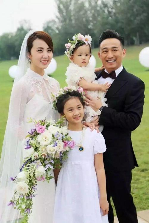 黄磊老婆孙莉最好的年纪嫁给黄磊十年生三娃一家五口真甜蜜