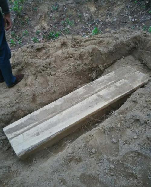 7月19日,看信阳网接到网友爆料称,自己家的祖坟被刨棺材