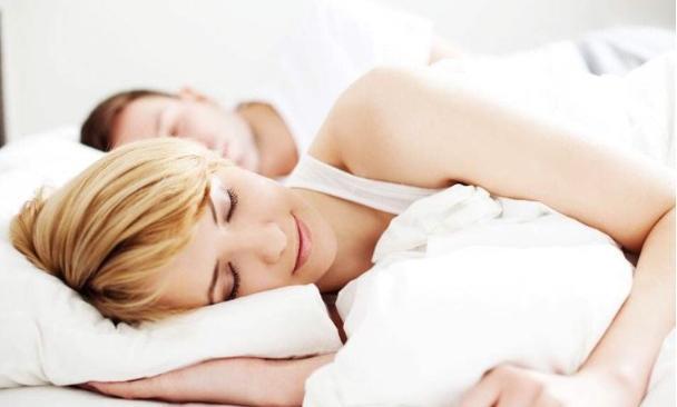 心理学:为什么很多男人喜欢搂着女人睡觉,他们都是什么心理?