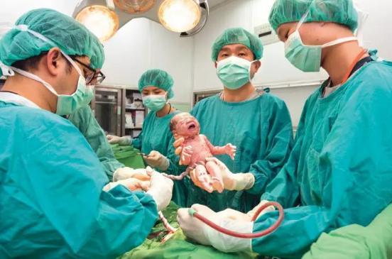 实拍手术室剖腹产的孩子是怎么出生的做好心理准备