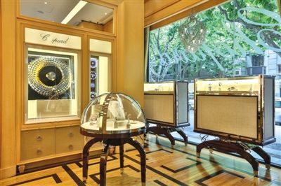 萧邦上海新天地艺术形象店通过不同形式的展览与顾客交流.