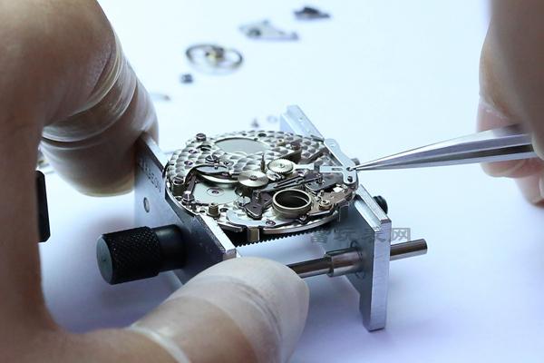 南京爱彼手表维修爱彼皇家橡树离岸系列26470手表维修作业