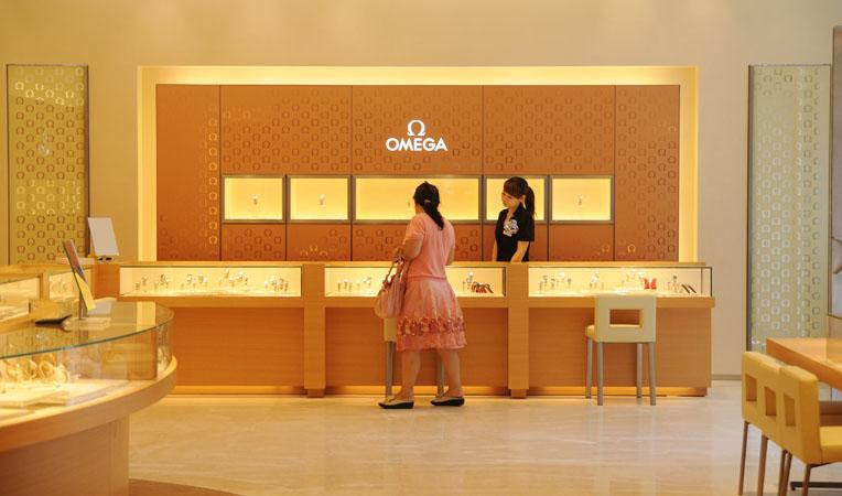 欧米茄专柜,面积达到145平米,完全按照旗舰店的标准设计,与北京,上海