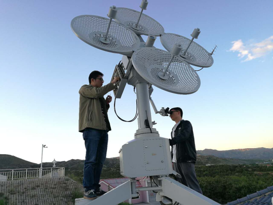 呼和浩特气象站,在站里人员的配合下,先后检查了l波段雷达天线基座