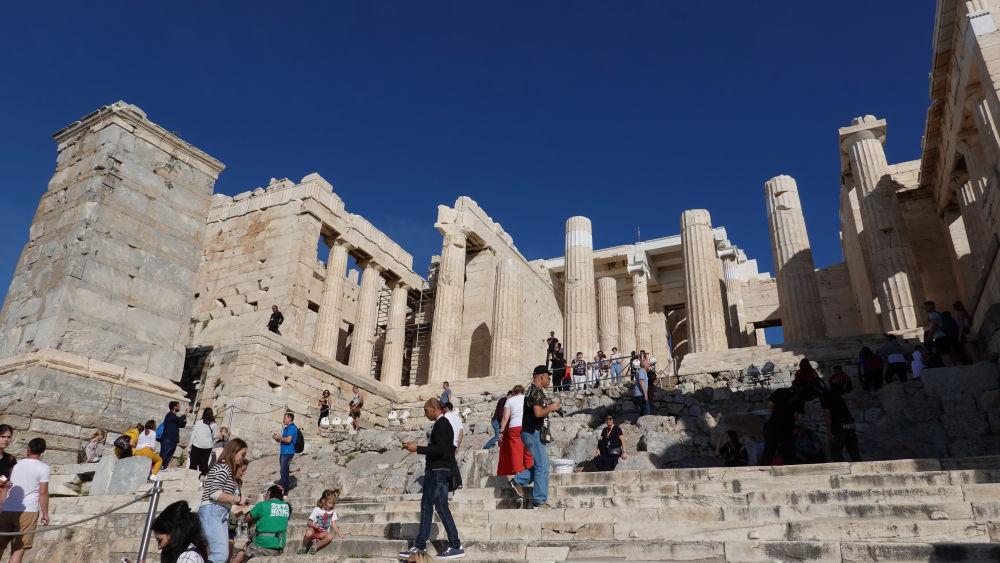 11月6日,游客在希腊雅典卫城参观.新华社记者 赖向东 摄